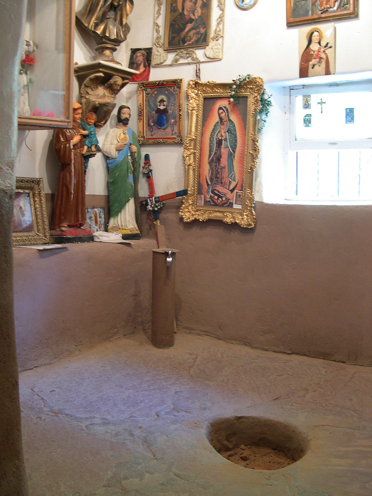 El pocito “little well” for the holy dirt